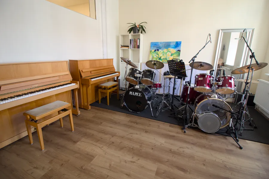 Sonniger Unterrichtsraum mit Klavier und Schlagzeug